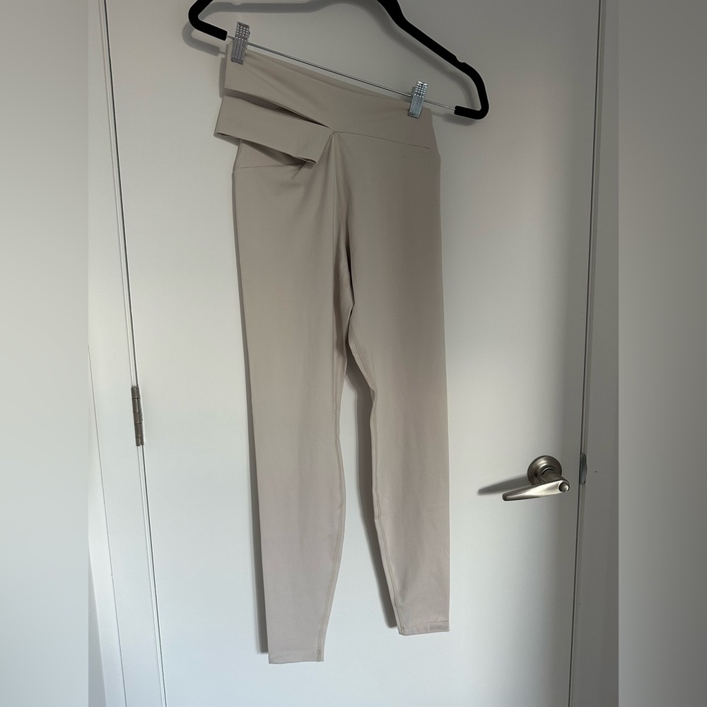 H&M - beige cutout workout leggings